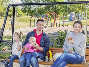 Familj fikar utomhus